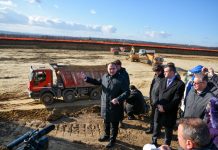 Poza de grup politic la Aeroport. Au lipsit doar lopetile si PSD