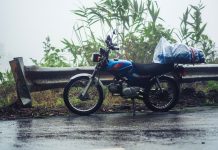 Echipamentul moto adecvat pe timp de ploaie