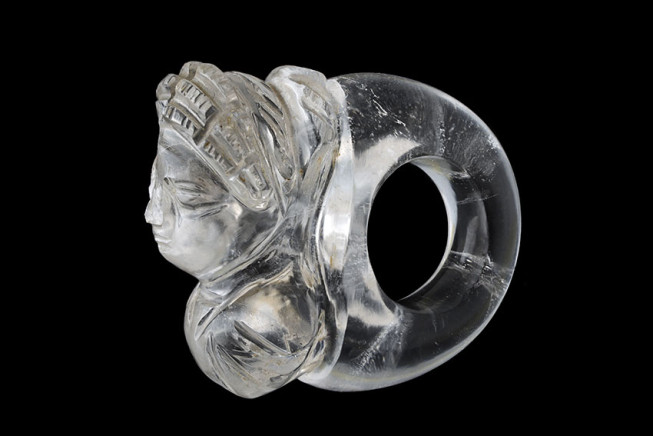 Inel cu bust feminin, secolul al II-lea, cuart Saint-Remy-De-Provence, Hotel de Sade - Centre des monuments nationaux © Gerard Bonnet / CMN