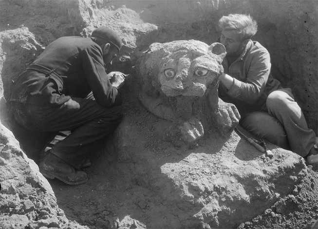 Descoperirea anterioara a leului din „Templul Leului”, R. Duru si M. Pearson, misiune din 1937 © Misiunea Arheologica Franceza de Mari, Andre Parrot dir.  Arc.  din Lumile MSH