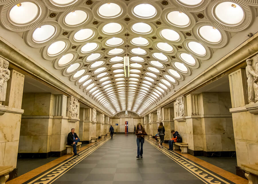 Marmura frumoasa si tavan cu gauri rotunde in interiorul unei statii de metrou din Moscova, Rusia, statia Elektrozavodskaya.