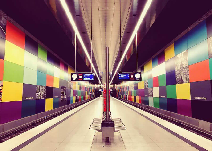 Arta colorata petice in statia de metrou Georg-Brauchle-Ring din Munchen, Germania.