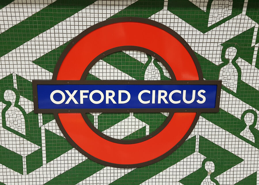 Un semn luminos realizat din gresie face reclama la statia de metrou Oxford Circus din Londra, Anglia.