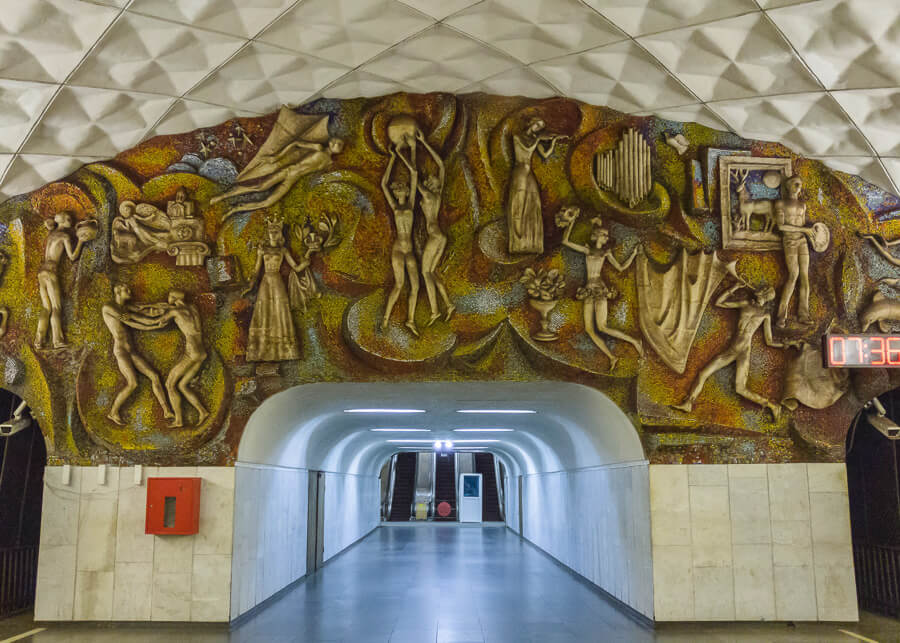 Un mozaic sovietic neobisnuit deasupra unei pasarele pietonale la o statie de metrou din Tbilisi, Georgia.