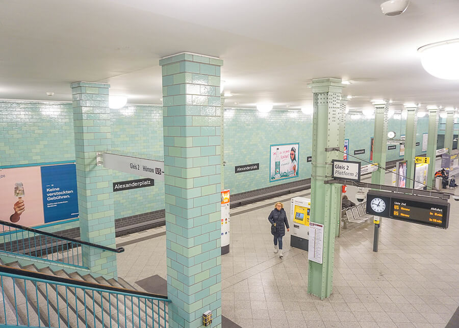 Placile albastre si verzi decoreaza o statie de metrou din Berlin.