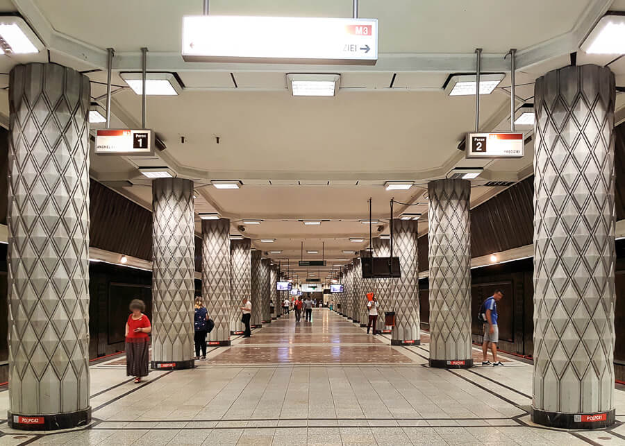 Coloane gri si argintii in interiorul unei statii de metrou din Bucuresti, Romania.
