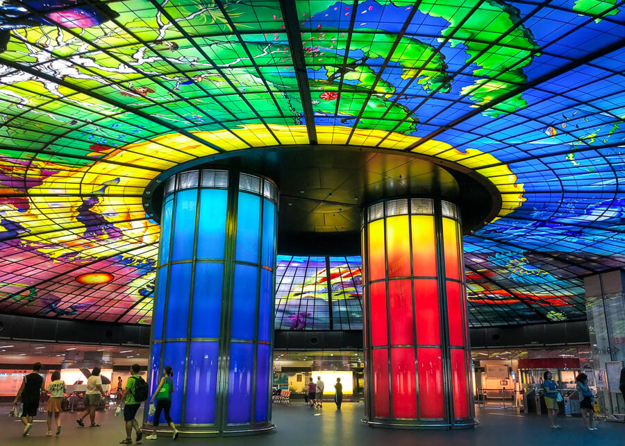 O sculptura in lumina viu colorata cu doua coloane in interiorul statiei de metrou Formosa Boulevard MRT din Taiwan.