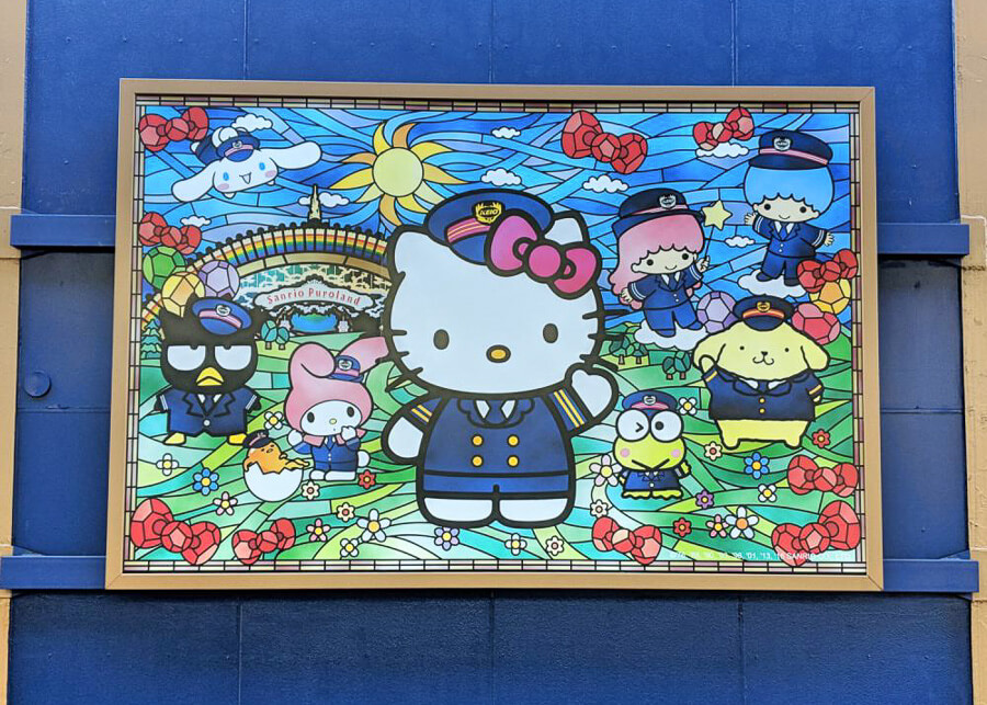 Un tablou cu Hello Kitty viu colorat intr-o statie de metrou din Tokyo.