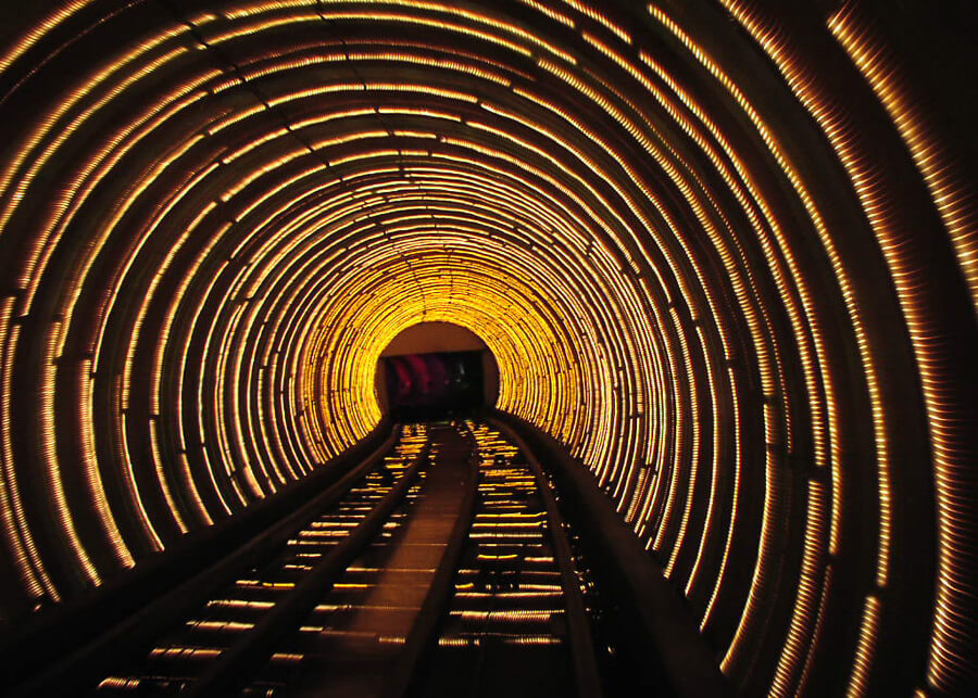 Un tunel intunecat cu inele de lumini, Bund Sightseeing Tunnel din Shanghai.