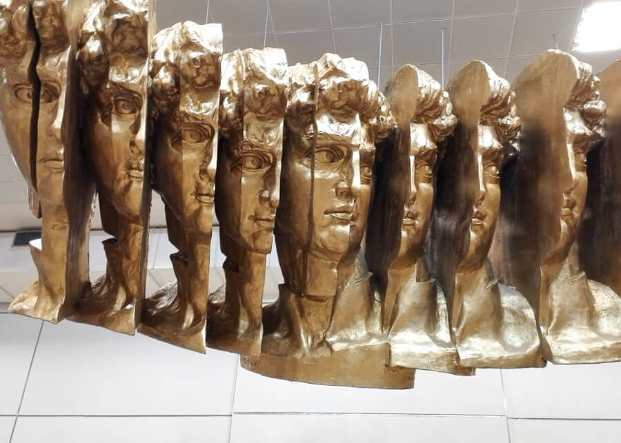 O sculptura neobisnuita de aur care arata chipul unui barbat in interiorul Garii Retiro din Buenos Aires, Argentina.