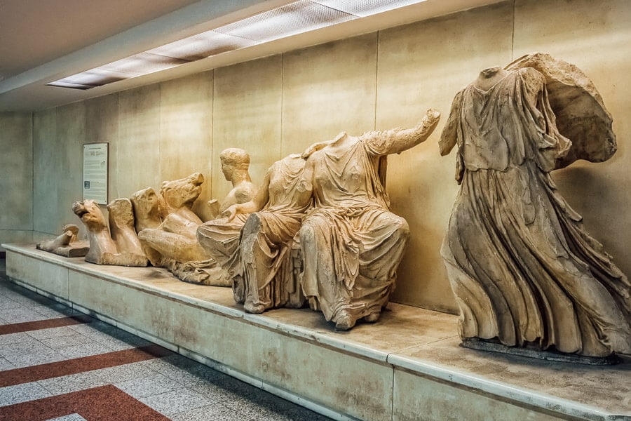 Sculpturi antice in interiorul metroului din Atena din Grecia.