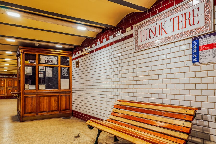 Gresie alba si maro decoreaza statia de metrou Hosok Tere din Budapesta.