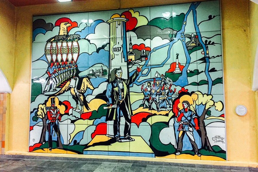 O pictura murala colorata in interiorul statiei de metrou Papineau din Montreal, Canada.