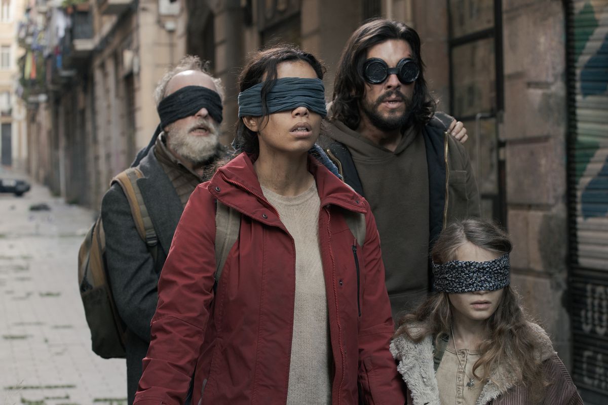 (LR) Gonzalo De Castro ca Roberto, Georgina Campbell ca Claire, Mario Casas ca Sebastian, Naila Schuberth ca Sofia in Bird Box Barcelona.