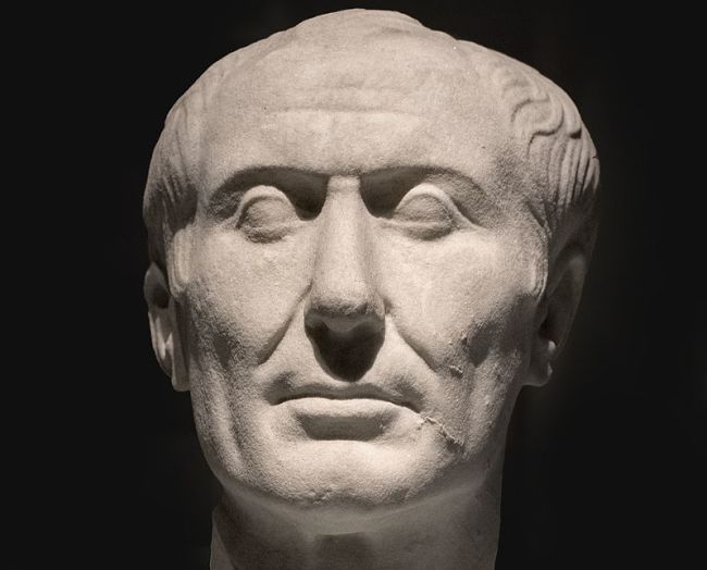 Sculptura lui Iulius Caesar, ca exemplu de lideri mondiali celebri