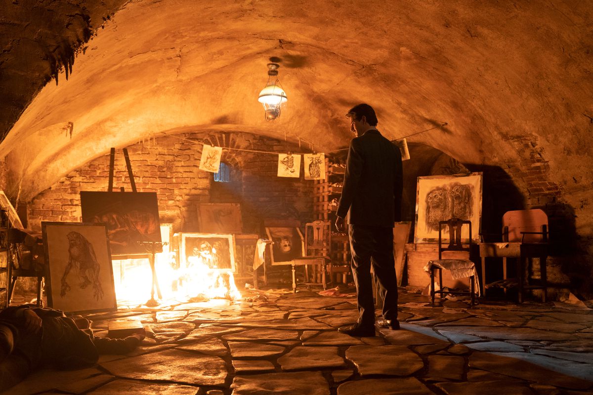 Un barbat (Ben Barnes) sta in subsol inconjurat de portrete ale unor creaturi ingrozitoare, cuprinse de flacari.