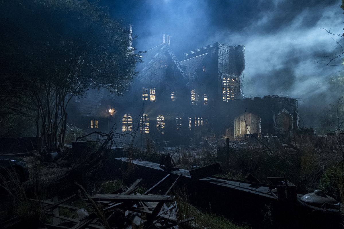 Hill House inconjurat de ceata si lumina lunii in The Haunting of Hill House.