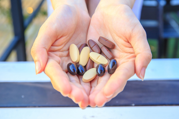 Prim-plan cu tabletele de multivitamine.