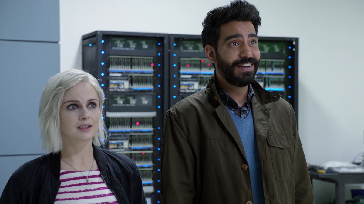 Dr. Olivia „Liv” Moore (Rose McIver) sta langa seful ei (Rahul Kohli). Amandoi zambesc stanjenit.