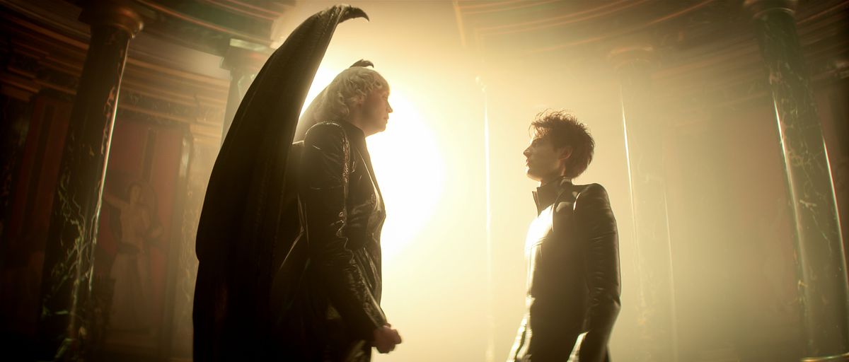 Gwendoline Christie ca Lucifer Morningstar si Tom Sturridge ca Dream in The Sandman de la Netflix, stand in picioare si vorbind unul cu celalalt