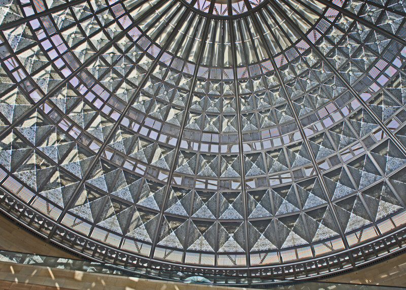 Interiorul cu cupola de sticla al unei frumoase statii de metrou, Union Station din Los Angeles.