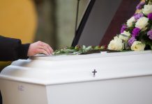 Etapele esențiale în organizarea unei înmormântări: ce responsabilități revin familiei și ce delegi unor servicii funerare