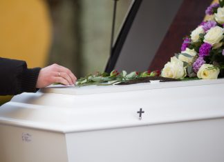 Etapele esențiale în organizarea unei înmormântări: ce responsabilități revin familiei și ce delegi unor servicii funerare